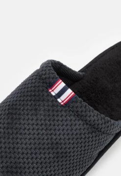 Pier One Kapcie - Black -Dyskont Obuwniczy 0379114a66bd48d881979d3d1b73626d