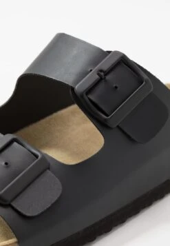 Pier One UNISEX - Kapcie - Black -Dyskont Obuwniczy 2c1088e9c35241008f77393ded163426