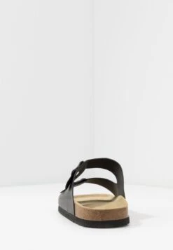 Pier One UNISEX - Kapcie - Black -Dyskont Obuwniczy 6792cddf649c4c73afdf1fc19e95f07f