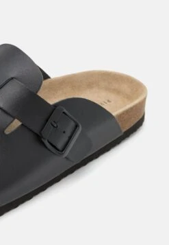 Pier One LEATHER UNISEX - Kapcie - Black -Dyskont Obuwniczy 7b28889d1d2247a8abcae3a4a4c34674