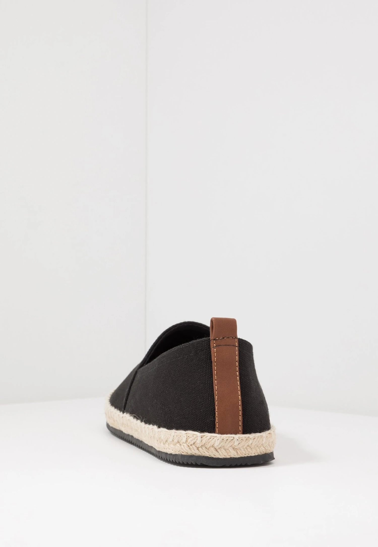 Pier One RENA ESPADRILLE UNISEX - Espadryle - Black 6 Pier One RENA ESPADRILLE UNISEX - Espadryle - Black - obrazek 4