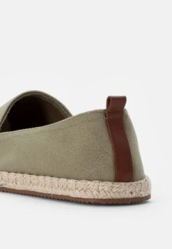 Pier One RENA ESPADRILLE UNISEX - Espadryle - Olive 11 Pier One RENA ESPADRILLE UNISEX - Espadryle - Olive -Dyskont Obuwniczy 8b1ef3dce9d344a08d816af96a53324d