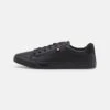 Pier One UNISEX - Sneakersy Niskie - Black 2 Pier One UNISEX - Sneakersy Niskie - Black -Dyskont Obuwniczy 9126fe17f3714c259361e1791a3037b2